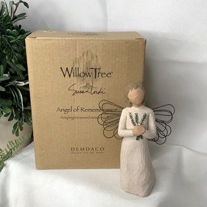 2001 Willow Tree “ Angel of Remembrance “ with box 26060 by Susan Lordi
